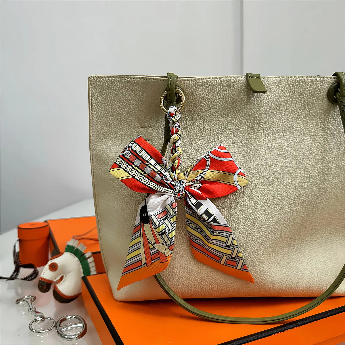 Portachiavi con sciarpa di seta intrecciata a mano, ciondolo con fiocco colorato, chiave decorativa per auto, portachiavi con nastro carino, accessori regalo per gli amici