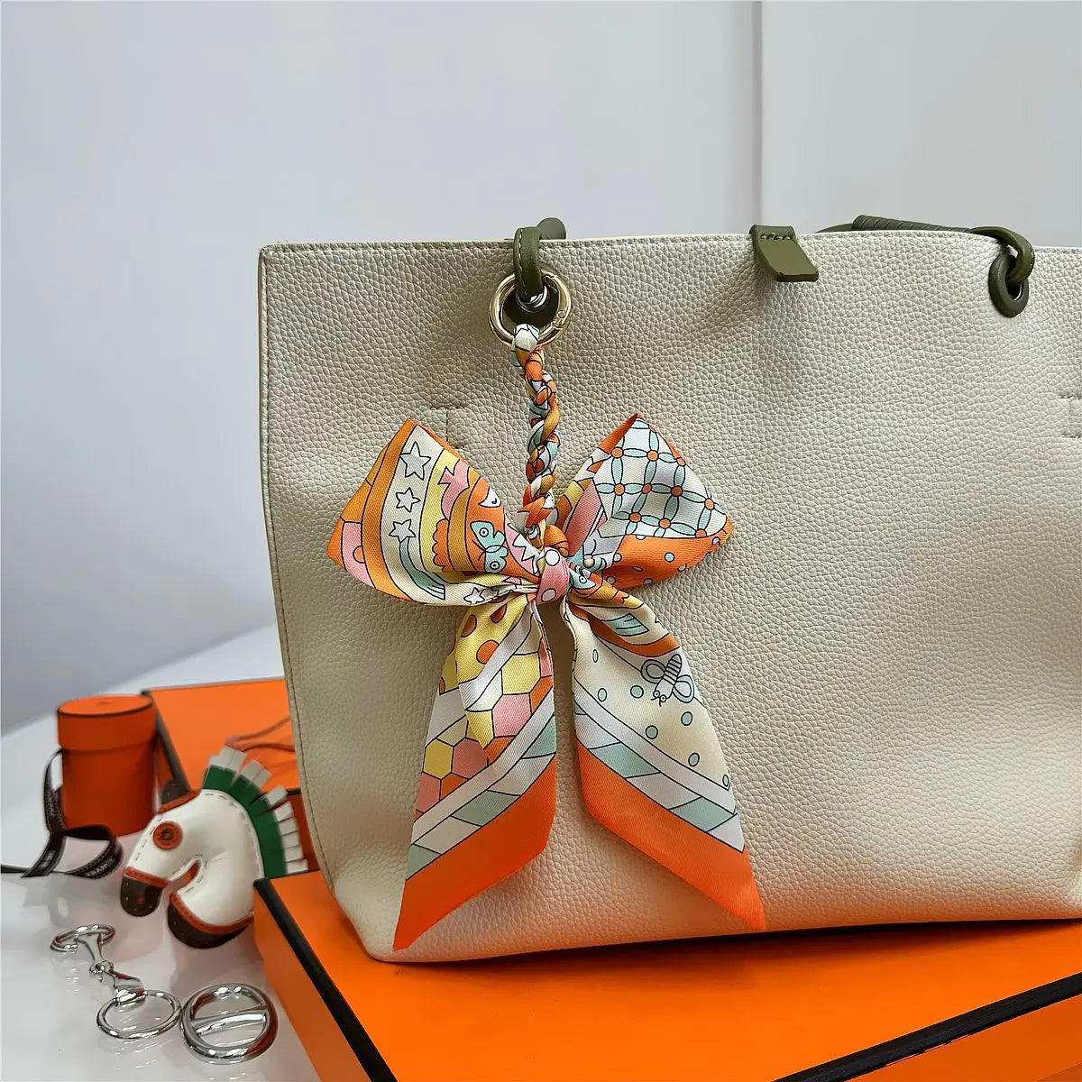 Portachiavi con sciarpa di seta intrecciata a mano, ciondolo con fiocco colorato, chiave decorativa per auto, portachiavi con nastro carino, accessori regalo per gli amici