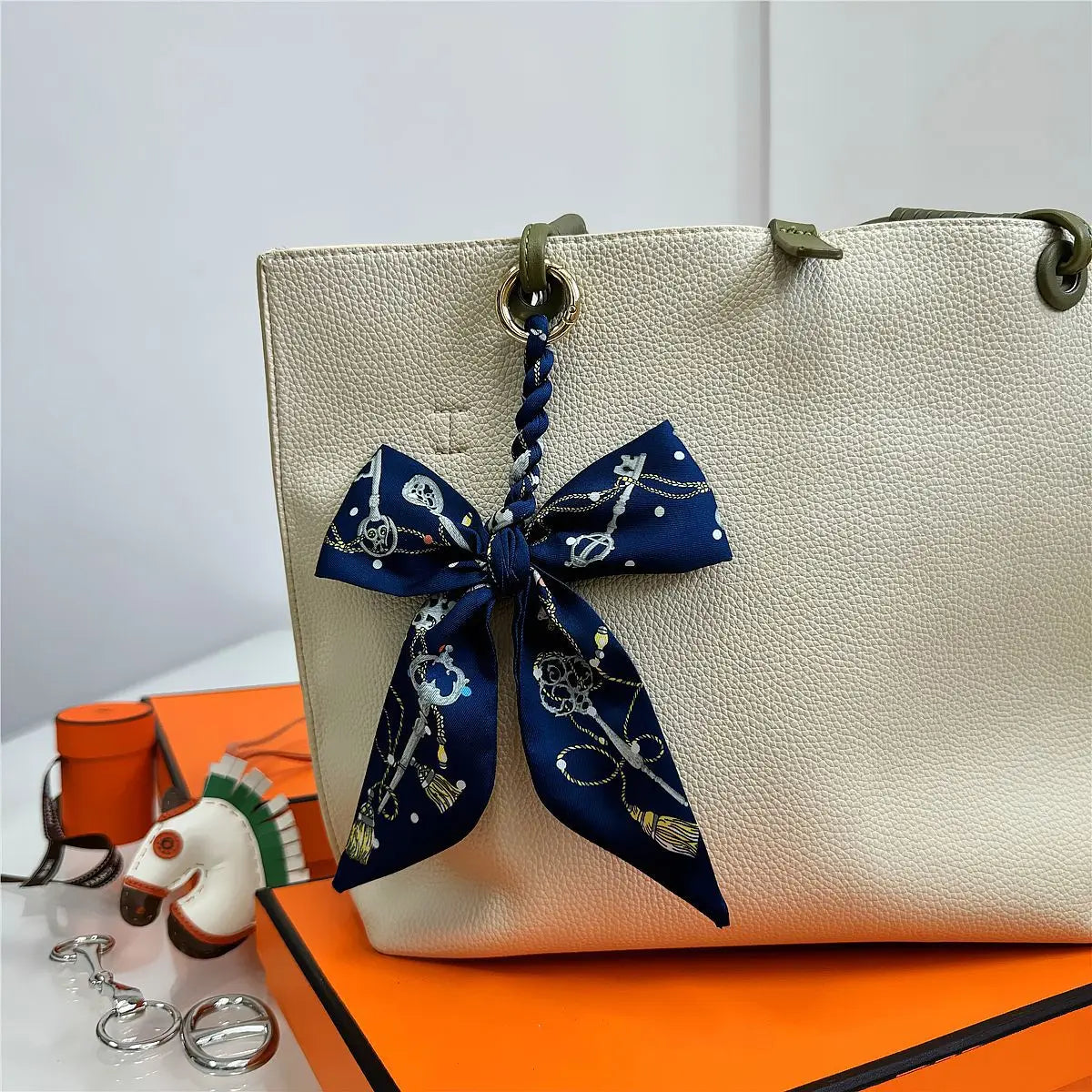 Portachiavi con sciarpa di seta intrecciata a mano, ciondolo con fiocco colorato, chiave decorativa per auto, portachiavi con nastro carino, accessori regalo per gli amici