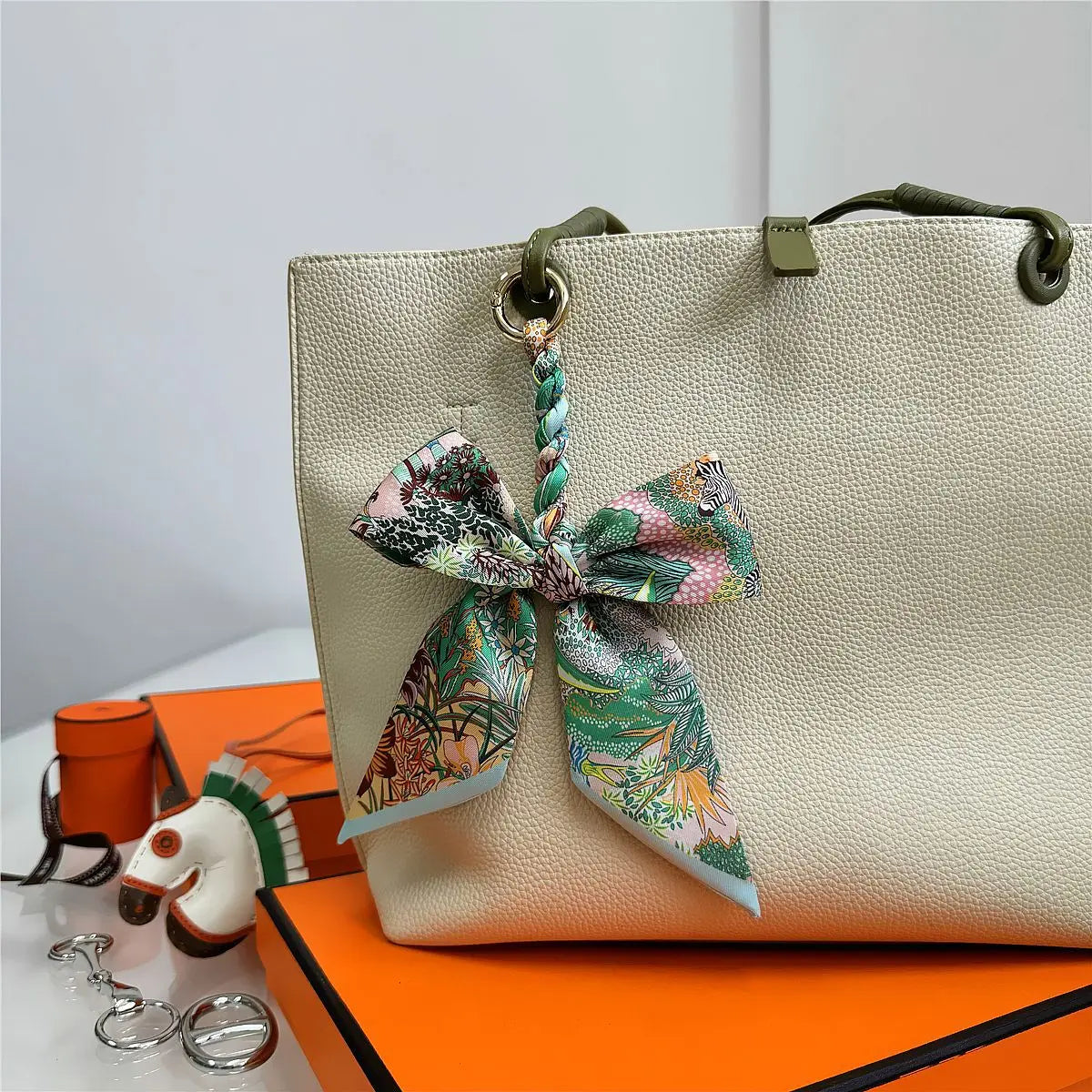 Portachiavi con sciarpa di seta intrecciata a mano, ciondolo con fiocco colorato, chiave decorativa per auto, portachiavi con nastro carino, accessori regalo per gli amici