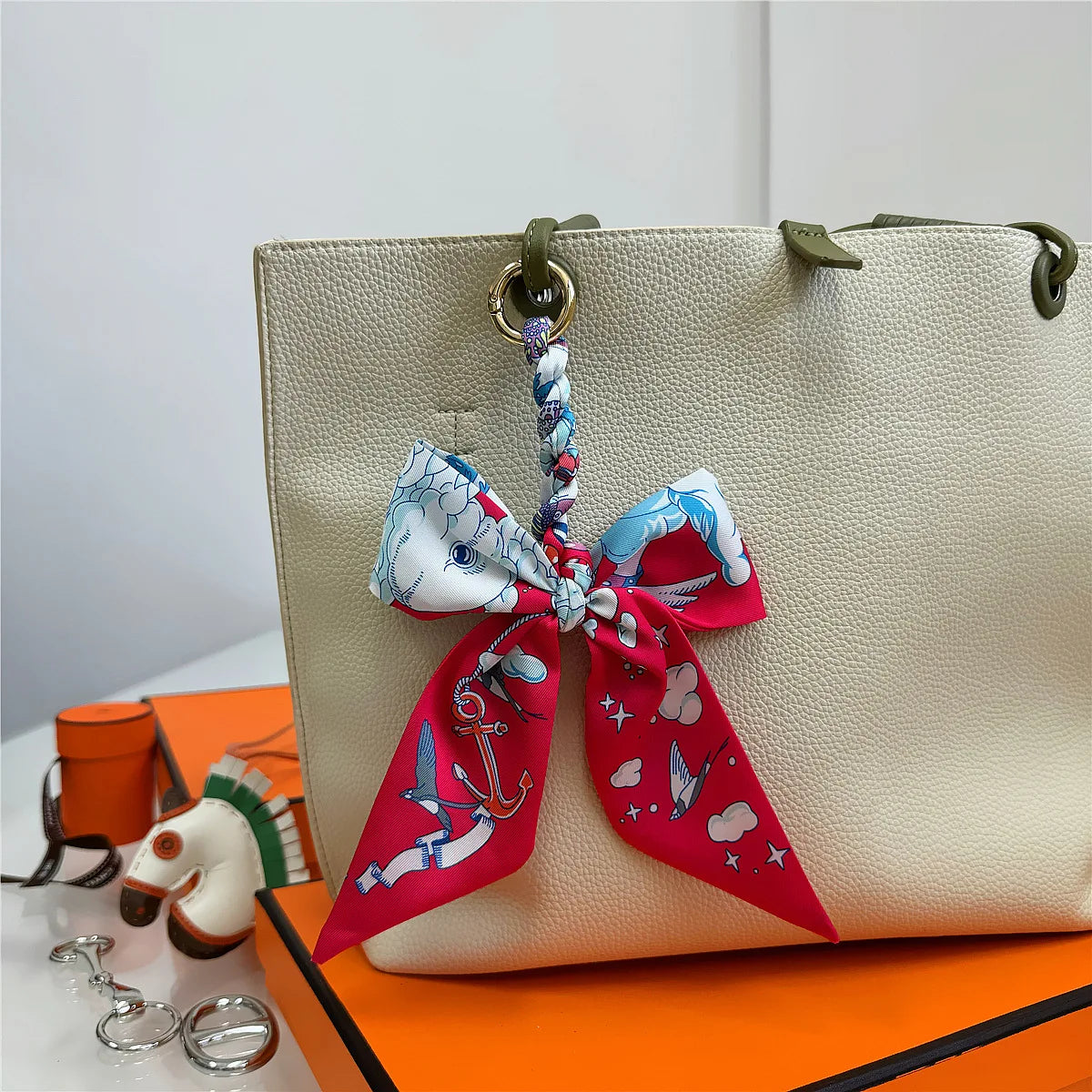 Portachiavi con sciarpa di seta intrecciata a mano, ciondolo con fiocco colorato, chiave decorativa per auto, portachiavi con nastro carino, accessori regalo per gli amici