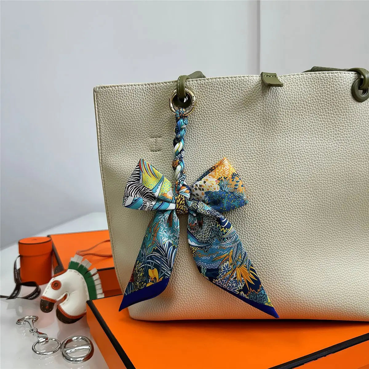 Portachiavi con sciarpa di seta intrecciata a mano, ciondolo con fiocco colorato, chiave decorativa per auto, portachiavi con nastro carino, accessori regalo per gli amici