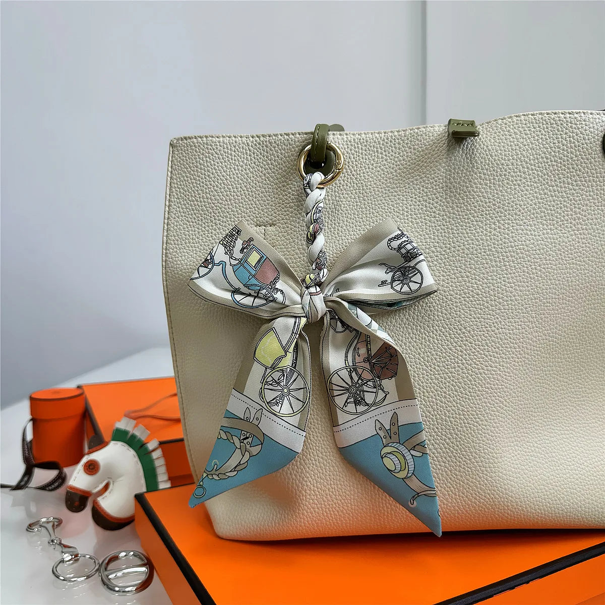 Portachiavi con sciarpa di seta intrecciata a mano, ciondolo con fiocco colorato, chiave decorativa per auto, portachiavi con nastro carino, accessori regalo per gli amici