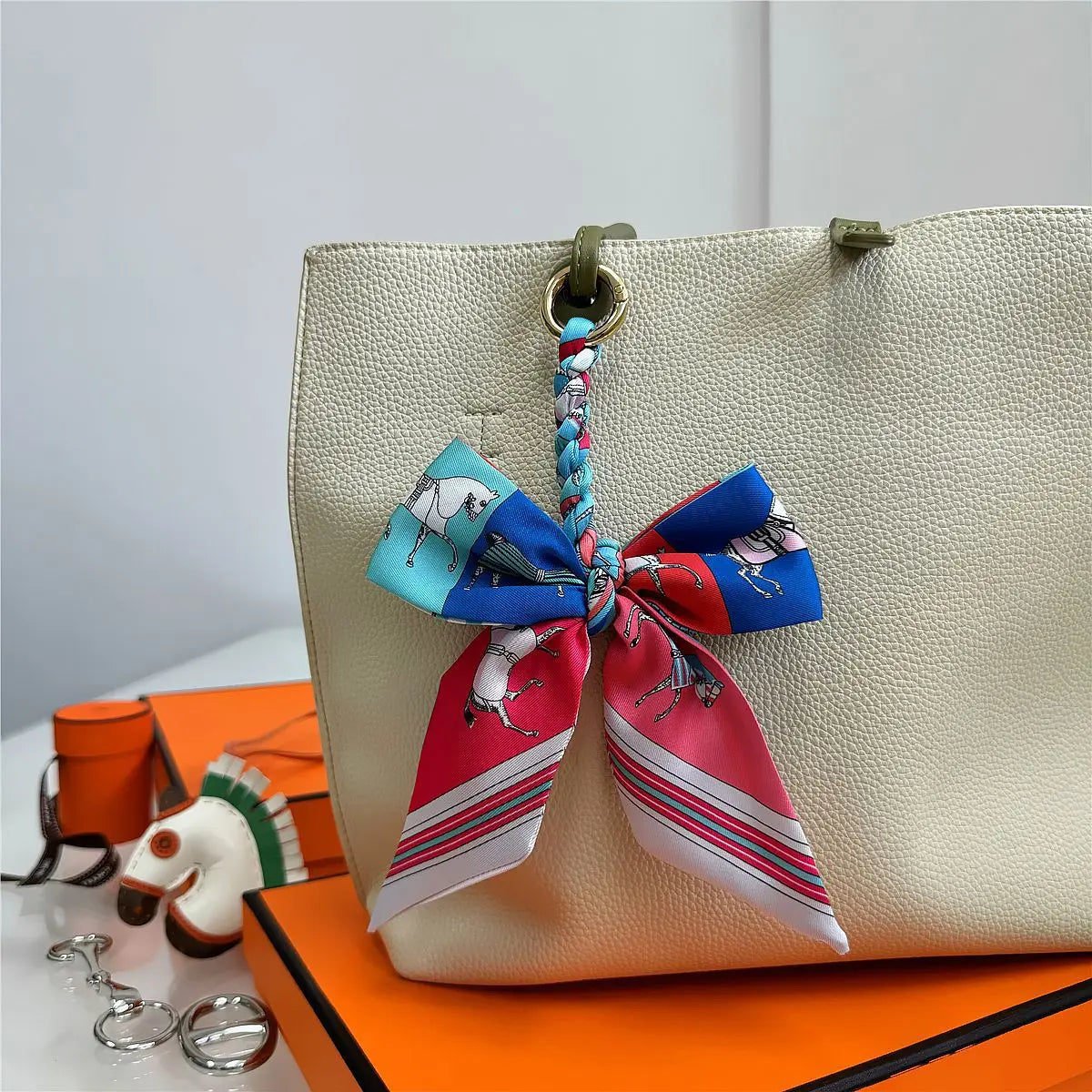 Portachiavi con sciarpa di seta intrecciata a mano, ciondolo con fiocco colorato, chiave decorativa per auto, portachiavi con nastro carino, accessori regalo per gli amici