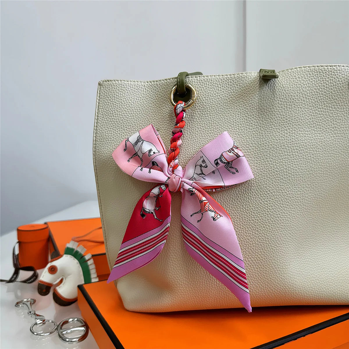 Portachiavi con sciarpa di seta intrecciata a mano, ciondolo con fiocco colorato, chiave decorativa per auto, portachiavi con nastro carino, accessori regalo per gli amici