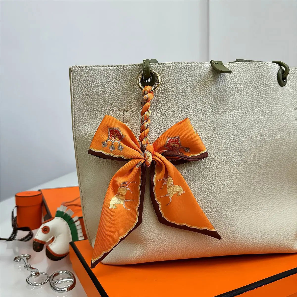 Portachiavi con sciarpa di seta intrecciata a mano, ciondolo con fiocco colorato, chiave decorativa per auto, portachiavi con nastro carino, accessori regalo per gli amici