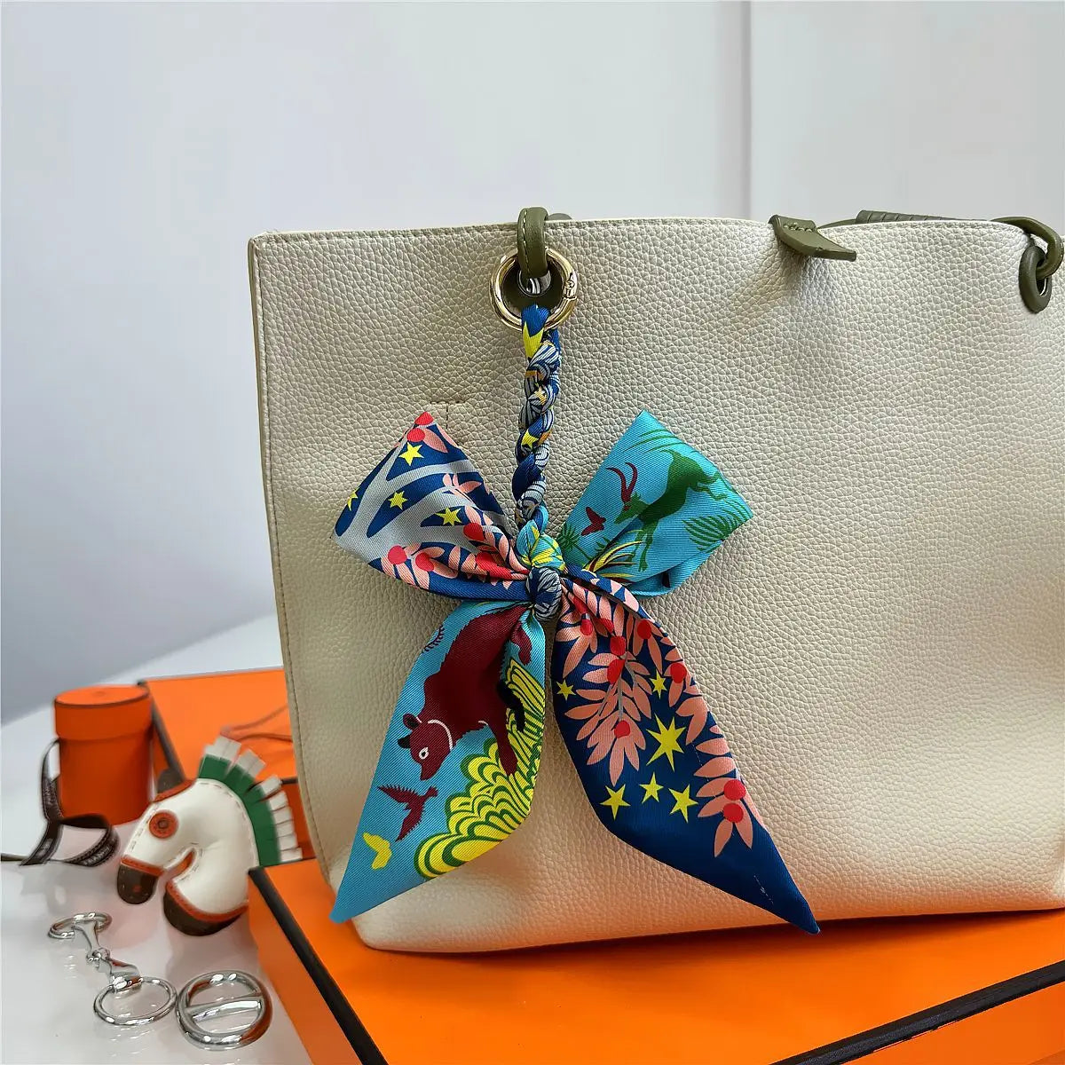 Portachiavi con sciarpa di seta intrecciata a mano, ciondolo con fiocco colorato, chiave decorativa per auto, portachiavi con nastro carino, accessori regalo per gli amici