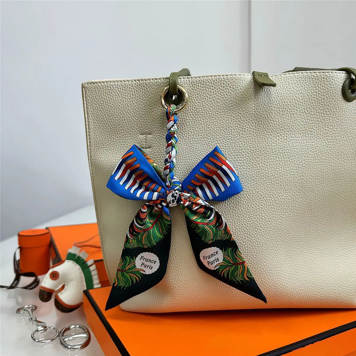 Portachiavi con sciarpa di seta intrecciata a mano, ciondolo con fiocco colorato, chiave decorativa per auto, portachiavi con nastro carino, accessori regalo per gli amici