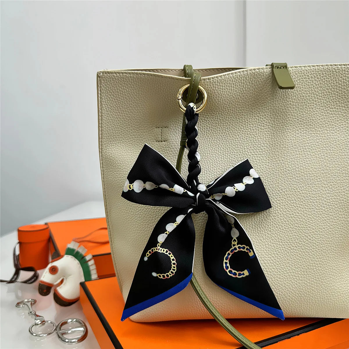 Portachiavi con sciarpa di seta intrecciata a mano, ciondolo con fiocco colorato, chiave decorativa per auto, portachiavi con nastro carino, accessori regalo per gli amici