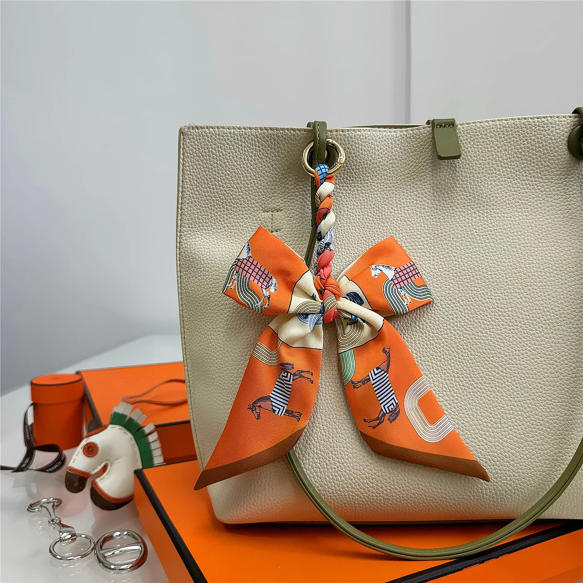 Portachiavi con sciarpa di seta intrecciata a mano, ciondolo con fiocco colorato, chiave decorativa per auto, portachiavi con nastro carino, accessori regalo per gli amici
