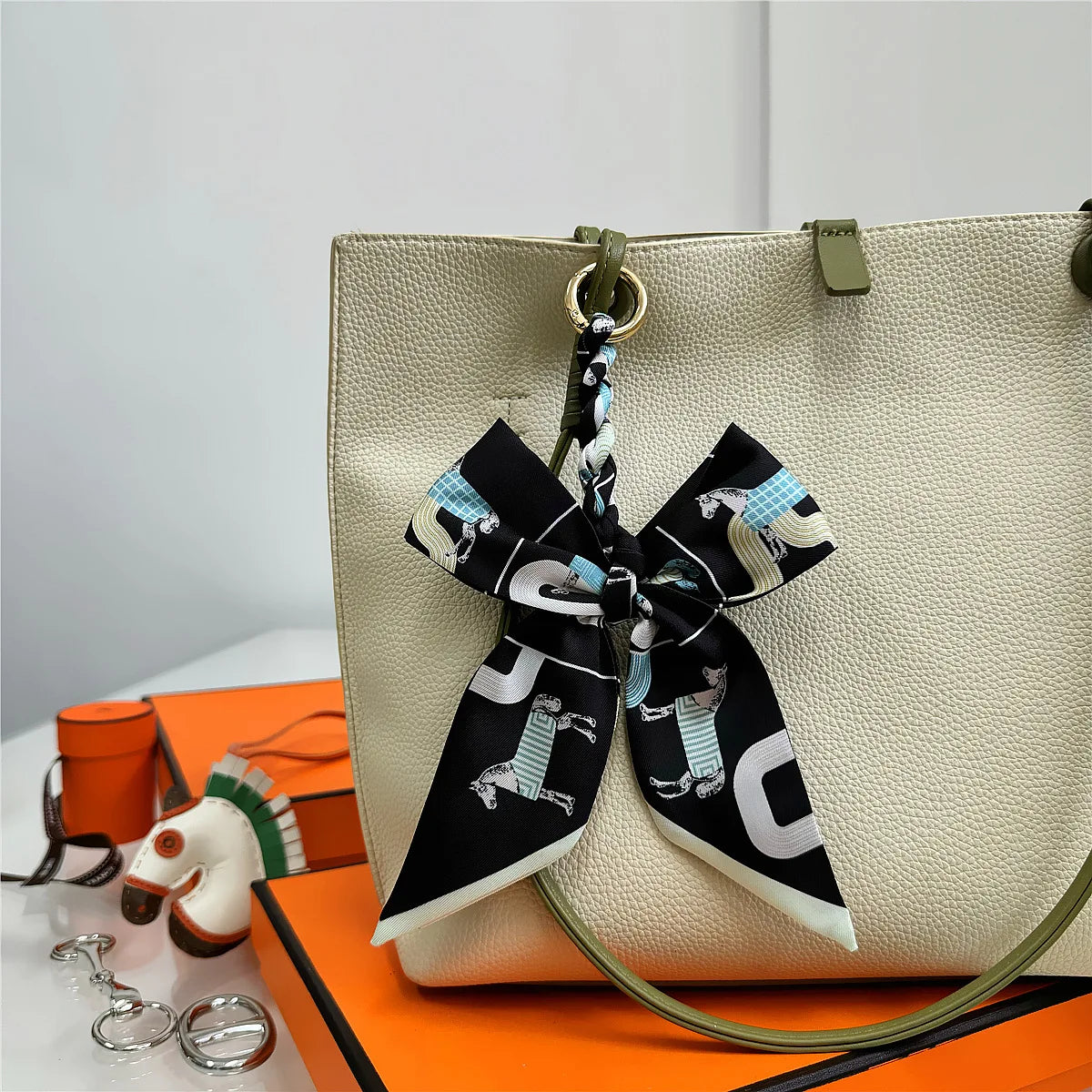 Portachiavi con sciarpa di seta intrecciata a mano, ciondolo con fiocco colorato, chiave decorativa per auto, portachiavi con nastro carino, accessori regalo per gli amici