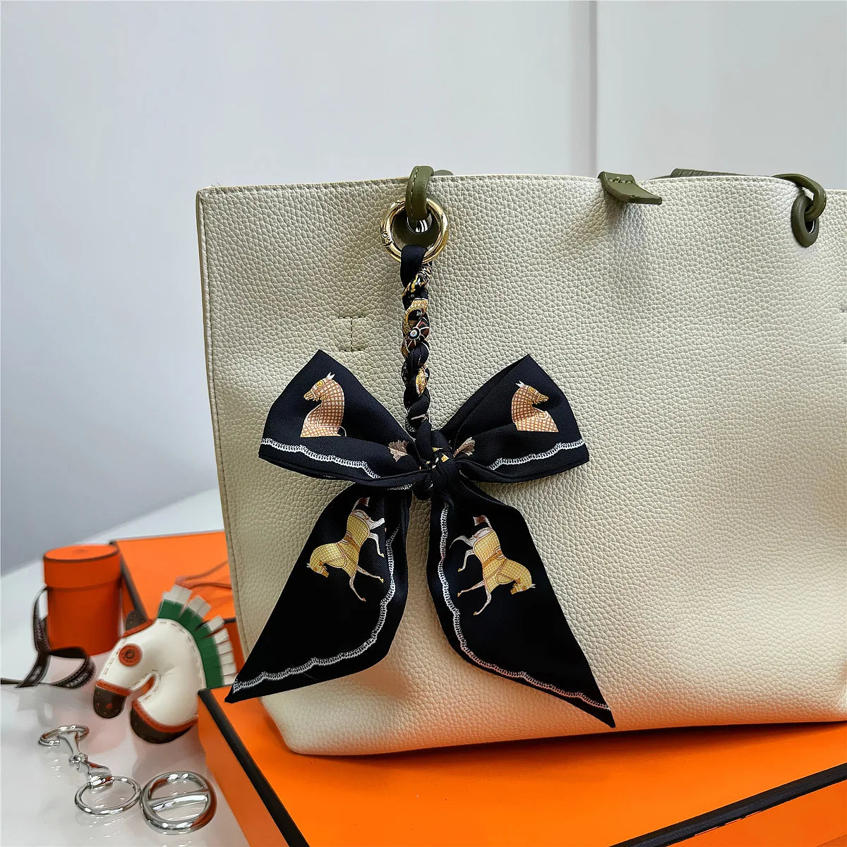 Portachiavi con sciarpa di seta intrecciata a mano, ciondolo con fiocco colorato, chiave decorativa per auto, portachiavi con nastro carino, accessori regalo per gli amici