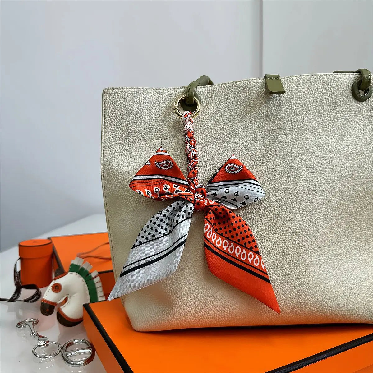 Portachiavi con sciarpa di seta intrecciata a mano, ciondolo con fiocco colorato, chiave decorativa per auto, portachiavi con nastro carino, accessori regalo per gli amici