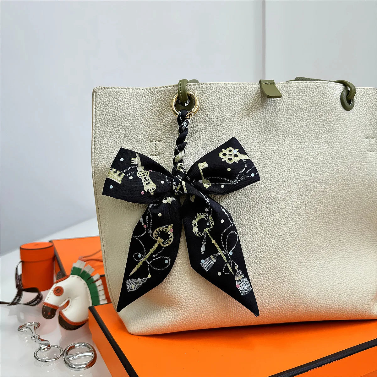 Portachiavi con sciarpa di seta intrecciata a mano, ciondolo con fiocco colorato, chiave decorativa per auto, portachiavi con nastro carino, accessori regalo per gli amici