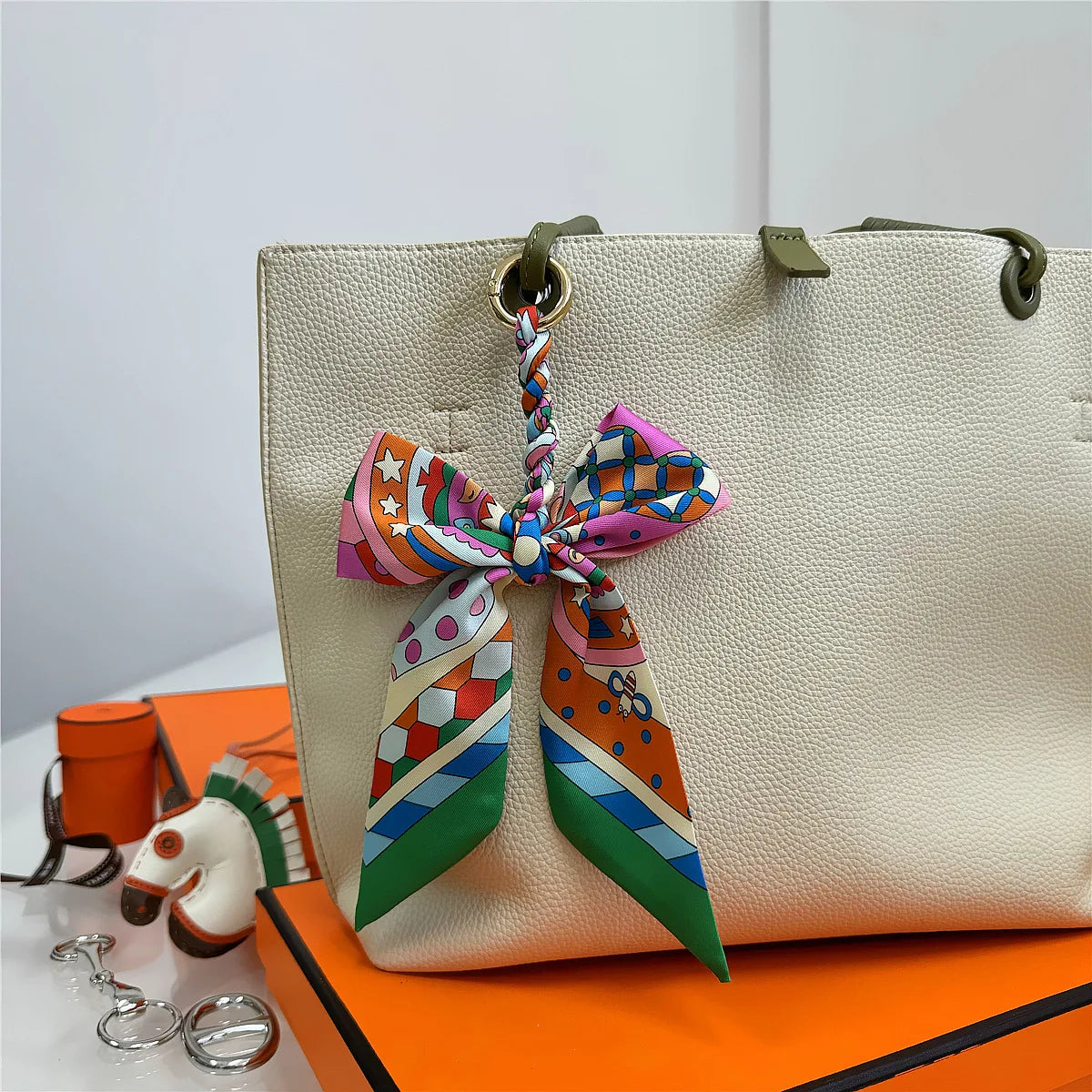 Portachiavi con sciarpa di seta intrecciata a mano, ciondolo con fiocco colorato, chiave decorativa per auto, portachiavi con nastro carino, accessori regalo per gli amici