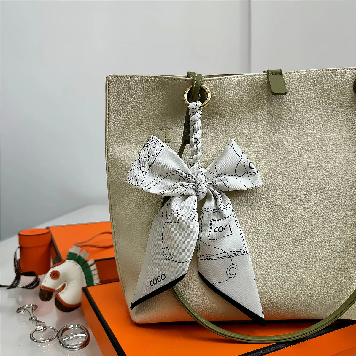 Portachiavi con sciarpa di seta intrecciata a mano, ciondolo con fiocco colorato, chiave decorativa per auto, portachiavi con nastro carino, accessori regalo per gli amici