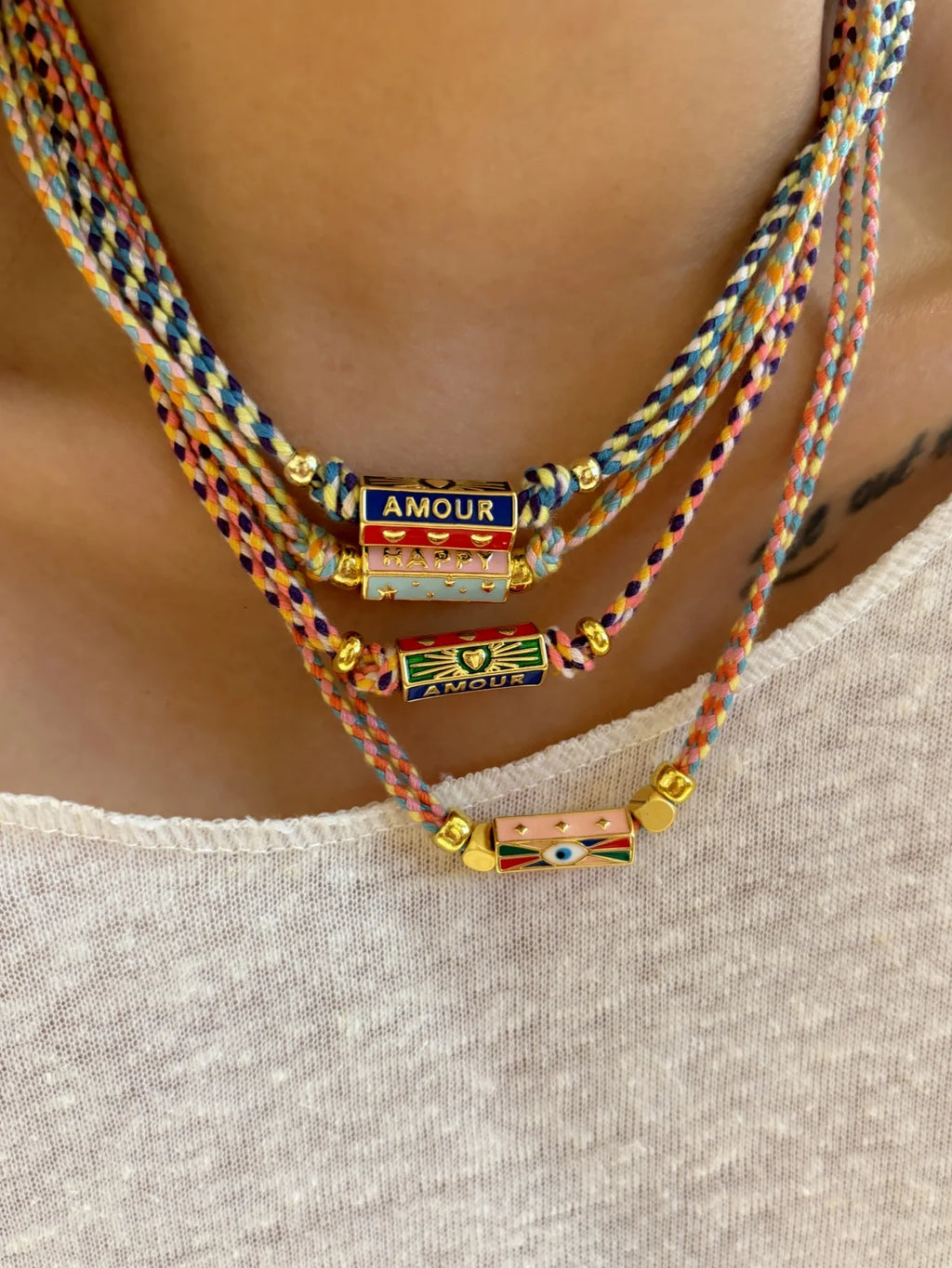 Collana con ciondolo in corda intrecciata fatta a mano in stile tribale con ciondoli a lettera per gioielli da donna con accessori per feste