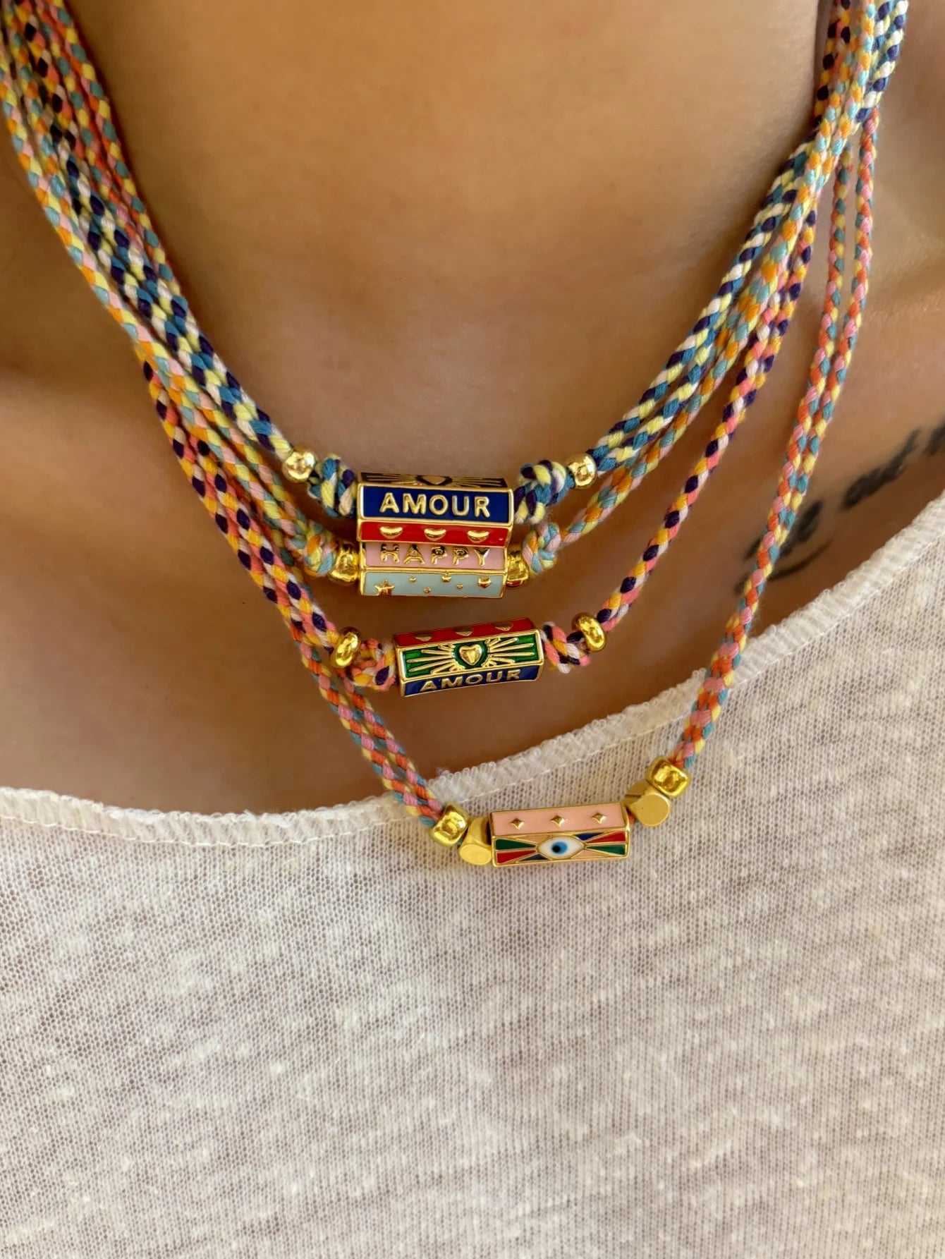 Collana con ciondolo in corda intrecciata fatta a mano in stile tribale con ciondoli a lettera per gioielli da donna con accessori per feste