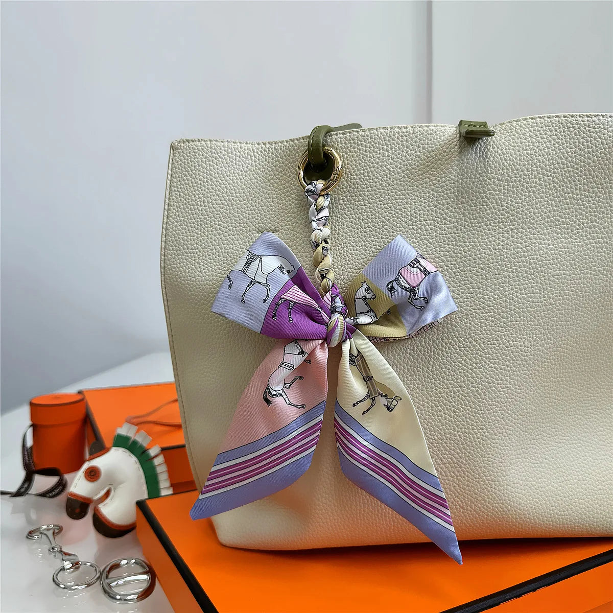 Portachiavi con sciarpa di seta intrecciata a mano, ciondolo con fiocco colorato, chiave decorativa per auto, portachiavi con nastro carino, accessori regalo per gli amici