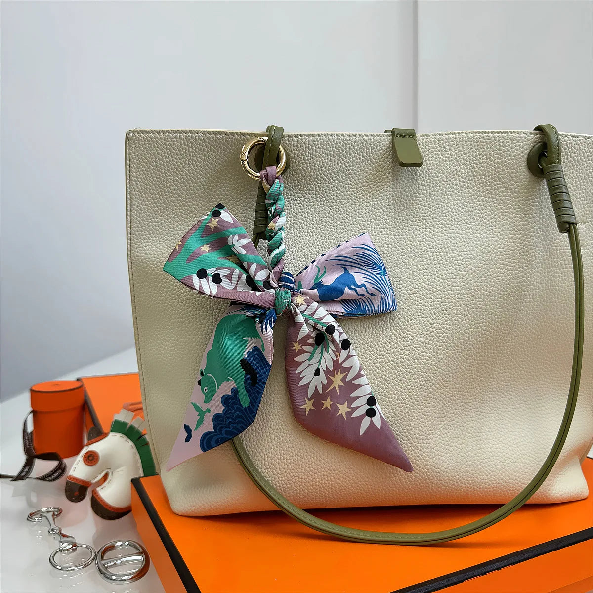 Portachiavi con sciarpa di seta intrecciata a mano, ciondolo con fiocco colorato, chiave decorativa per auto, portachiavi con nastro carino, accessori regalo per gli amici