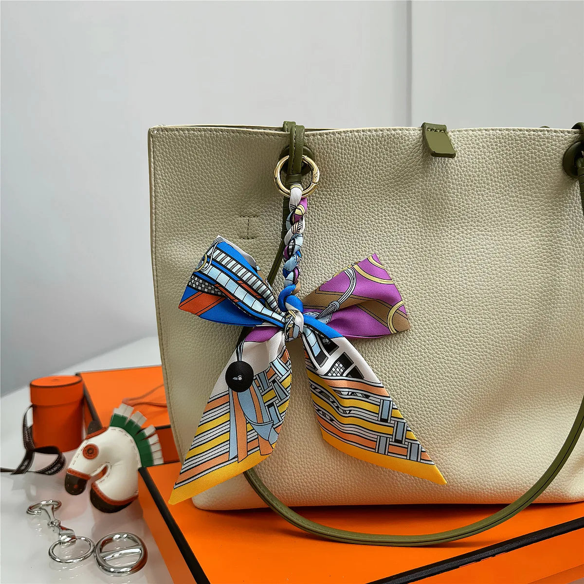 Portachiavi con sciarpa di seta intrecciata a mano, ciondolo con fiocco colorato, chiave decorativa per auto, portachiavi con nastro carino, accessori regalo per gli amici