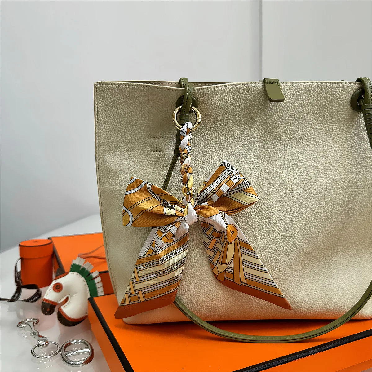 Portachiavi con sciarpa di seta intrecciata a mano, ciondolo con fiocco colorato, chiave decorativa per auto, portachiavi con nastro carino, accessori regalo per gli amici