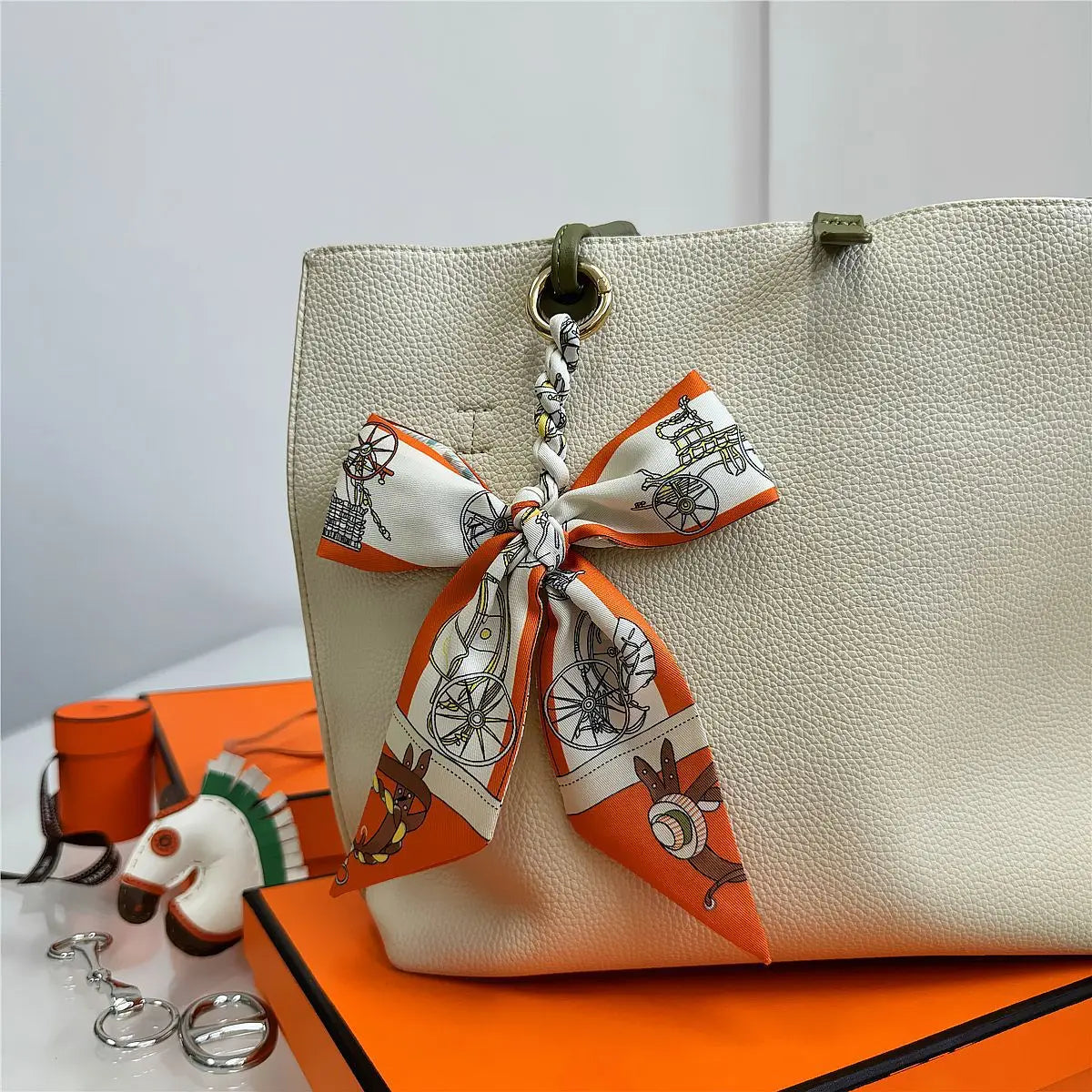 Portachiavi con sciarpa di seta intrecciata a mano, ciondolo con fiocco colorato, chiave decorativa per auto, portachiavi con nastro carino, accessori regalo per gli amici