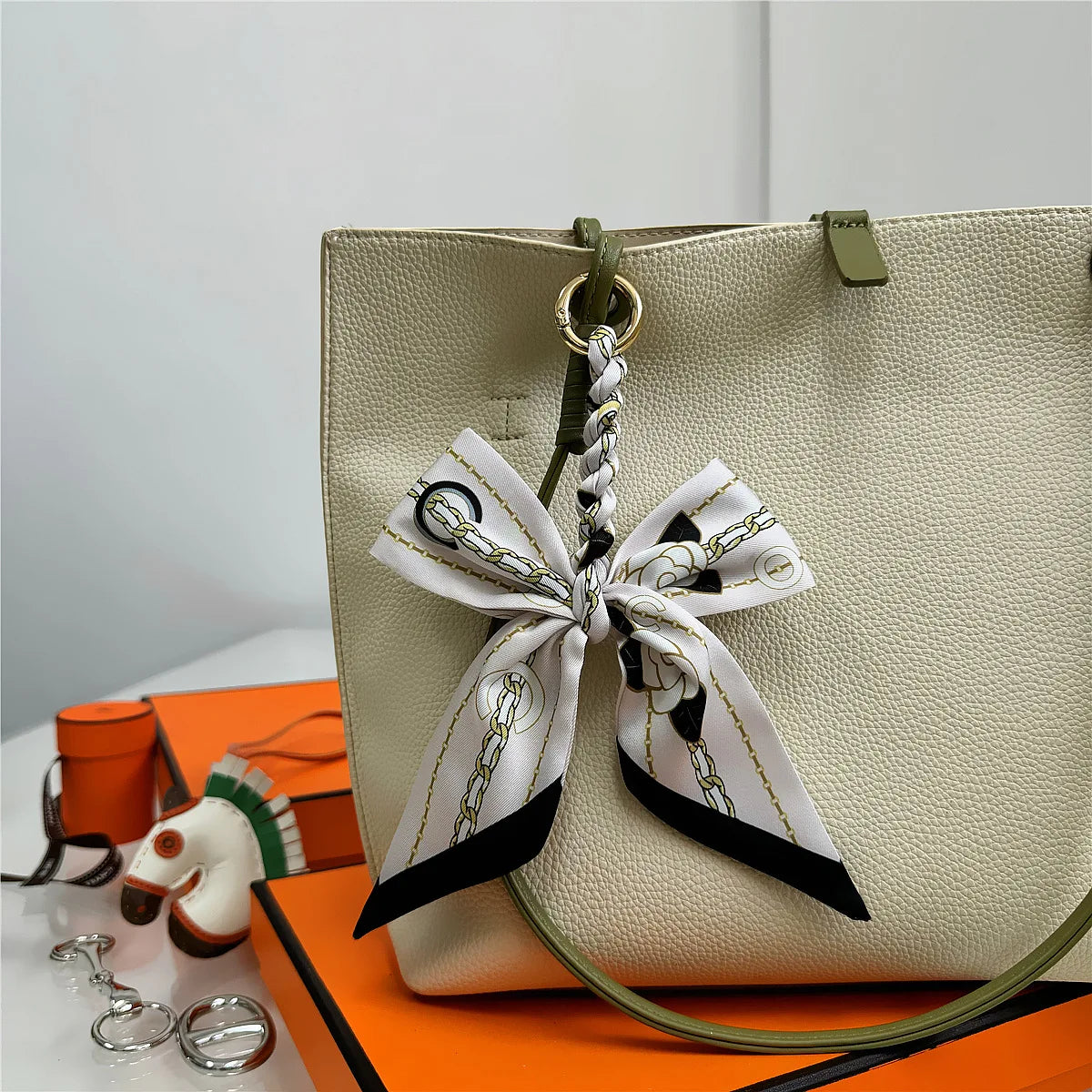 Portachiavi con sciarpa di seta intrecciata a mano, ciondolo con fiocco colorato, chiave decorativa per auto, portachiavi con nastro carino, accessori regalo per gli amici