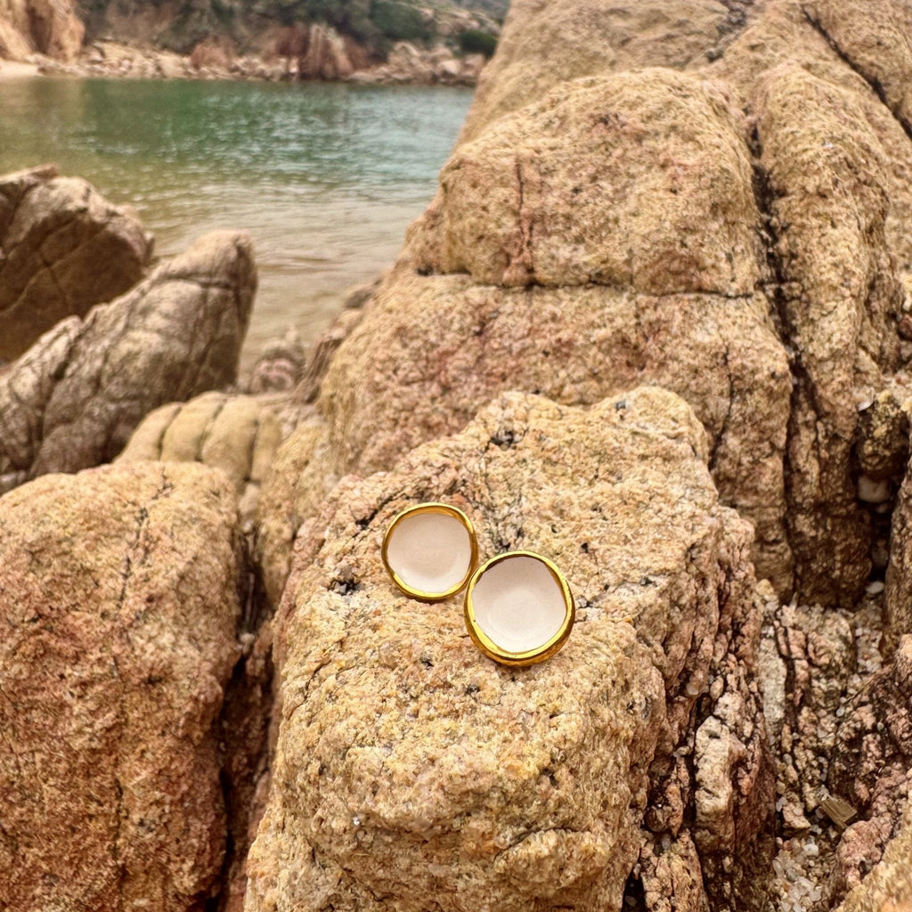 Camelia | Handcrafted white ceramic stud earrings with gold luster - Glow