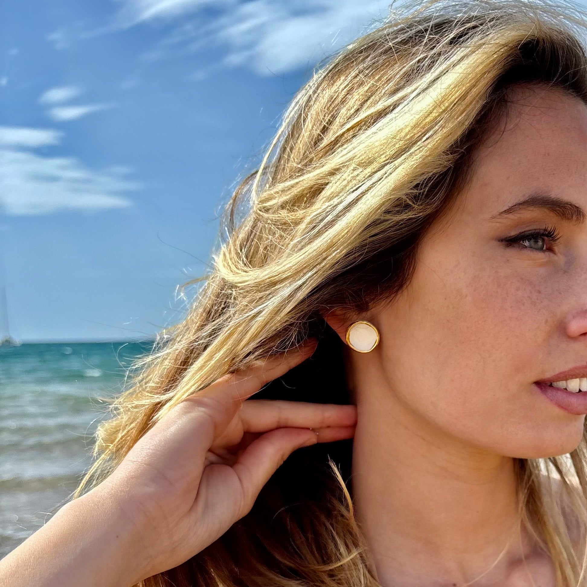 Camelia | Handcrafted white ceramic stud earrings with gold luster - Glow