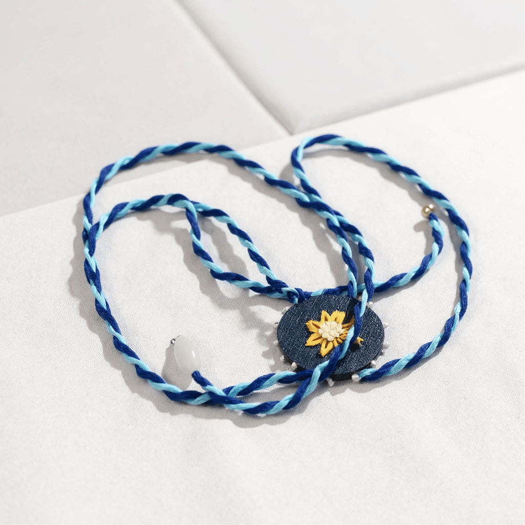 collana con medaglione ricamato a mano 🌼 Blue Denim - Glow