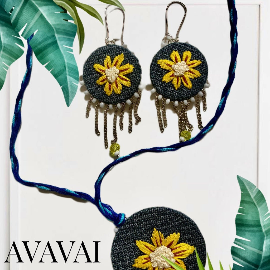 collana con medaglione ricamato a mano 🌼 Blue Denim - Glow