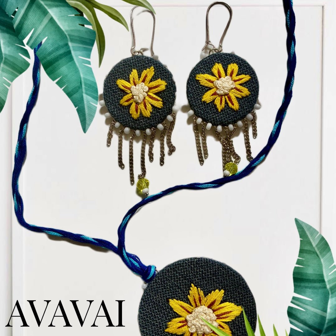 collana con medaglione ricamato a mano 🌼 Blue Denim - Glow