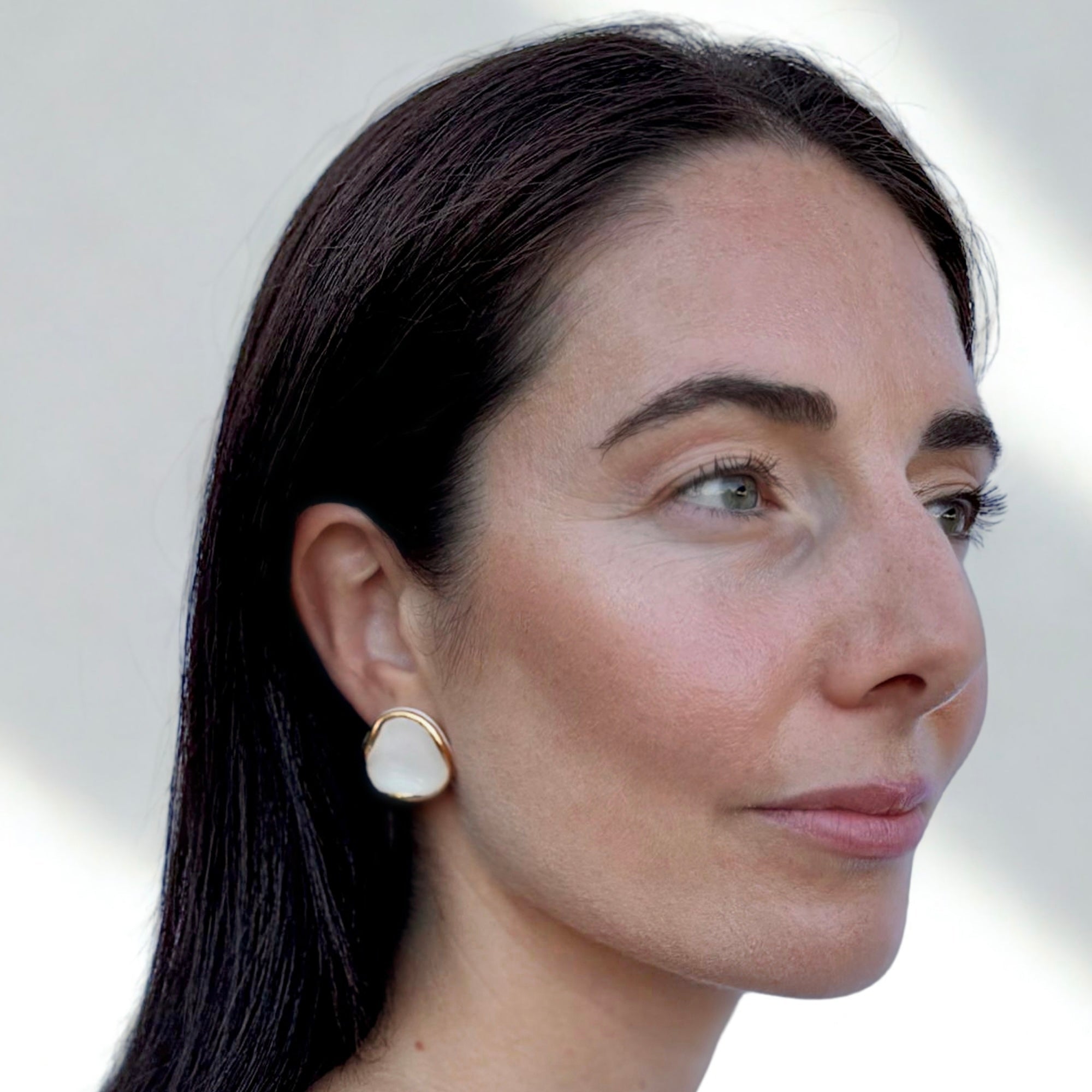 Leda | Handcrafted white ceramic stud earrings with gold luster - Glow