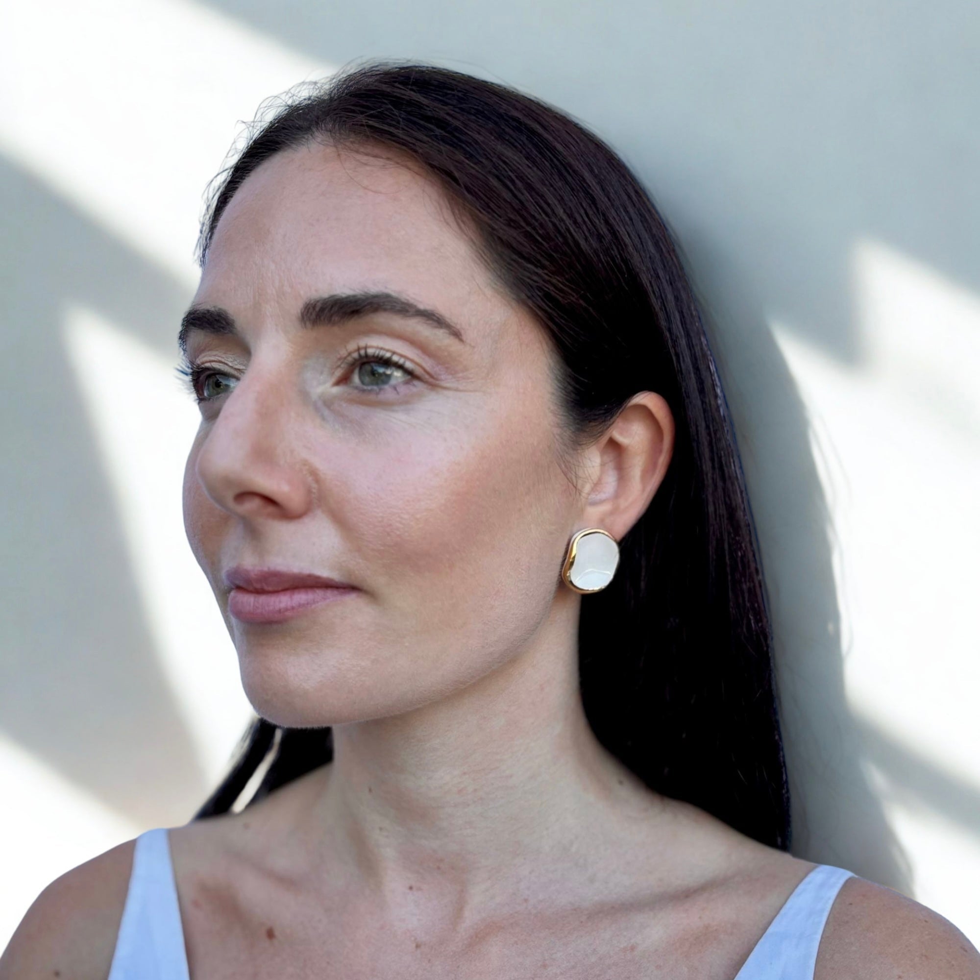 Leda | Handcrafted white ceramic stud earrings with gold luster - Glow