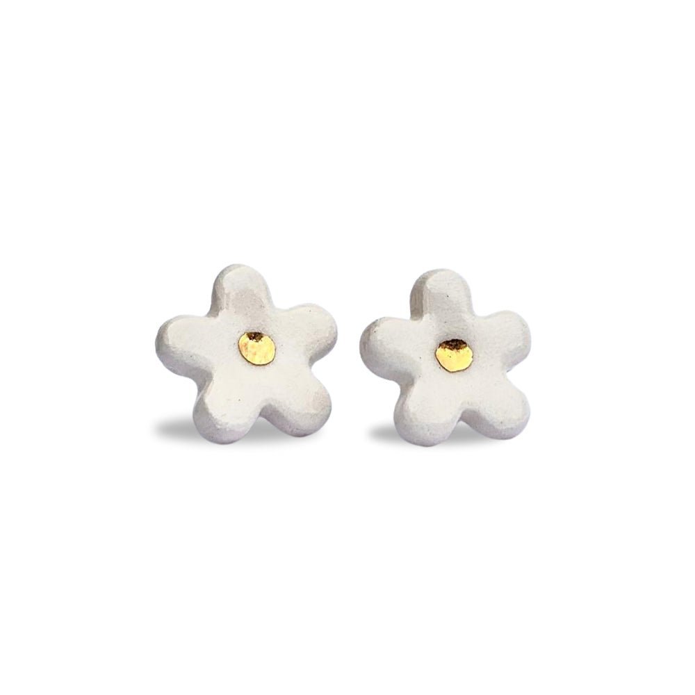 Margherita | Handcrafted white floral ceramic stud earrings with golden detail - Glow
