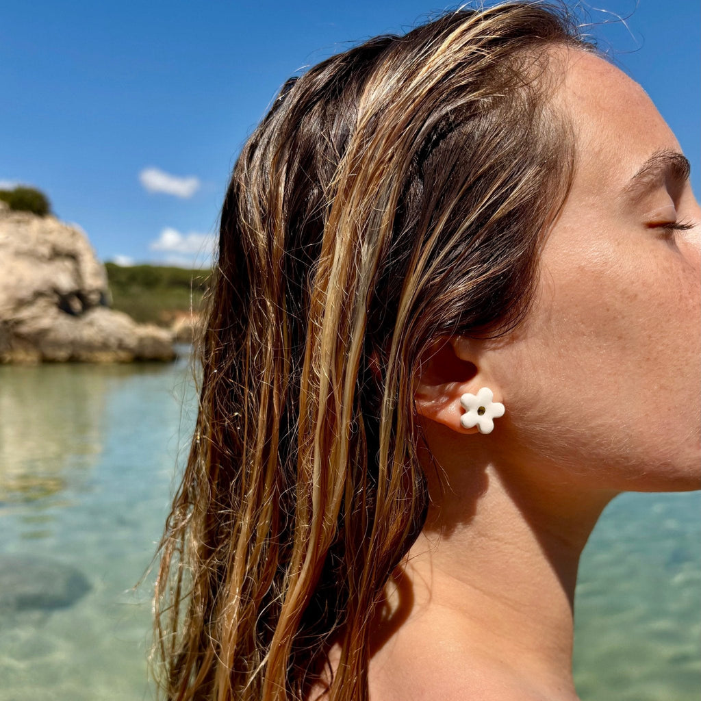 Margherita | Handcrafted white floral ceramic stud earrings with golden detail - Glow