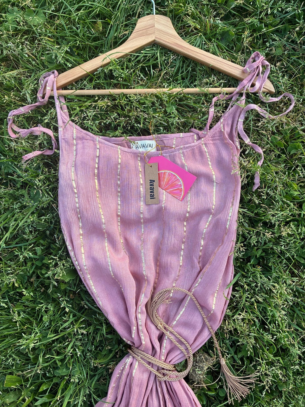 Maxi Dress a righe oro con cintura in cordoncino e nappine✨ Rosa Polvere - Glow