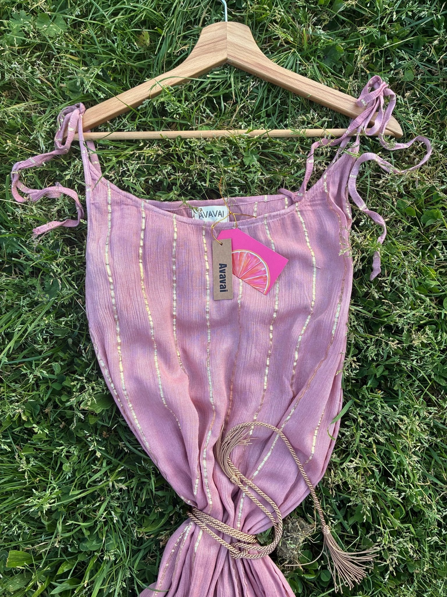 Maxi Dress a righe oro con cintura in cordoncino e nappine✨ Rosa Polvere - Glow