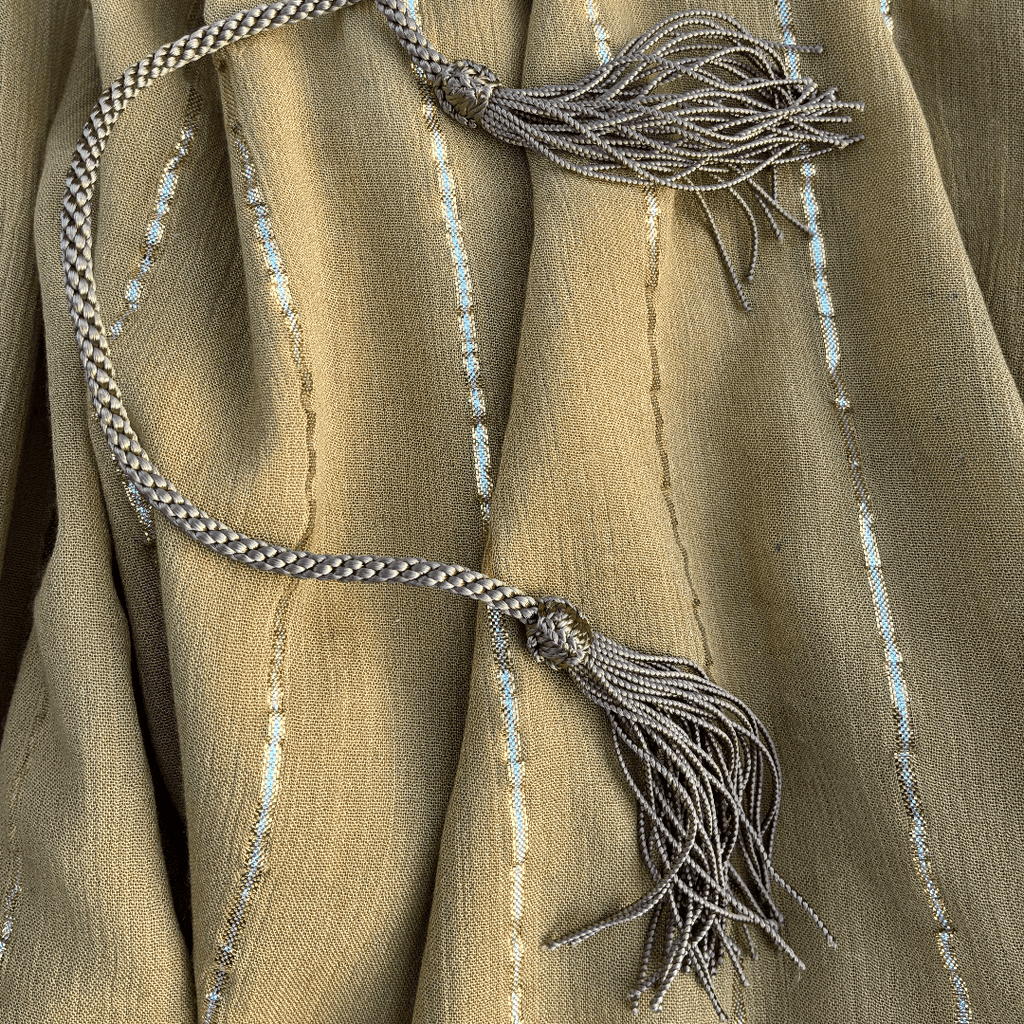 Maxi Dress a righe oro con cintura in cordoncino e nappine✨Giallo Pastello - Glow