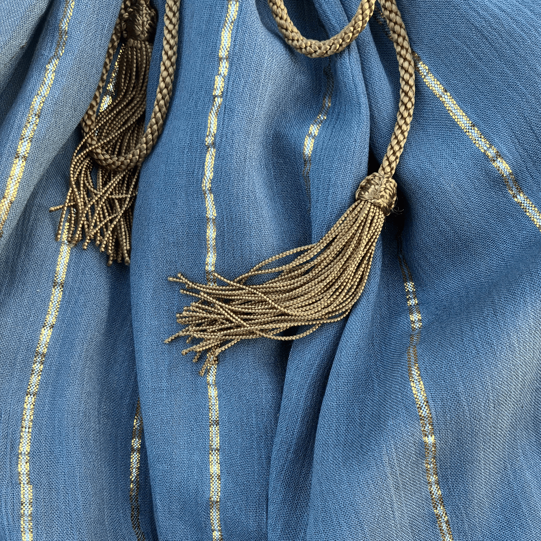 Maxi Dress a righe oro con cintura in cordoncino + nappine✨ Celeste polveroso - Glow