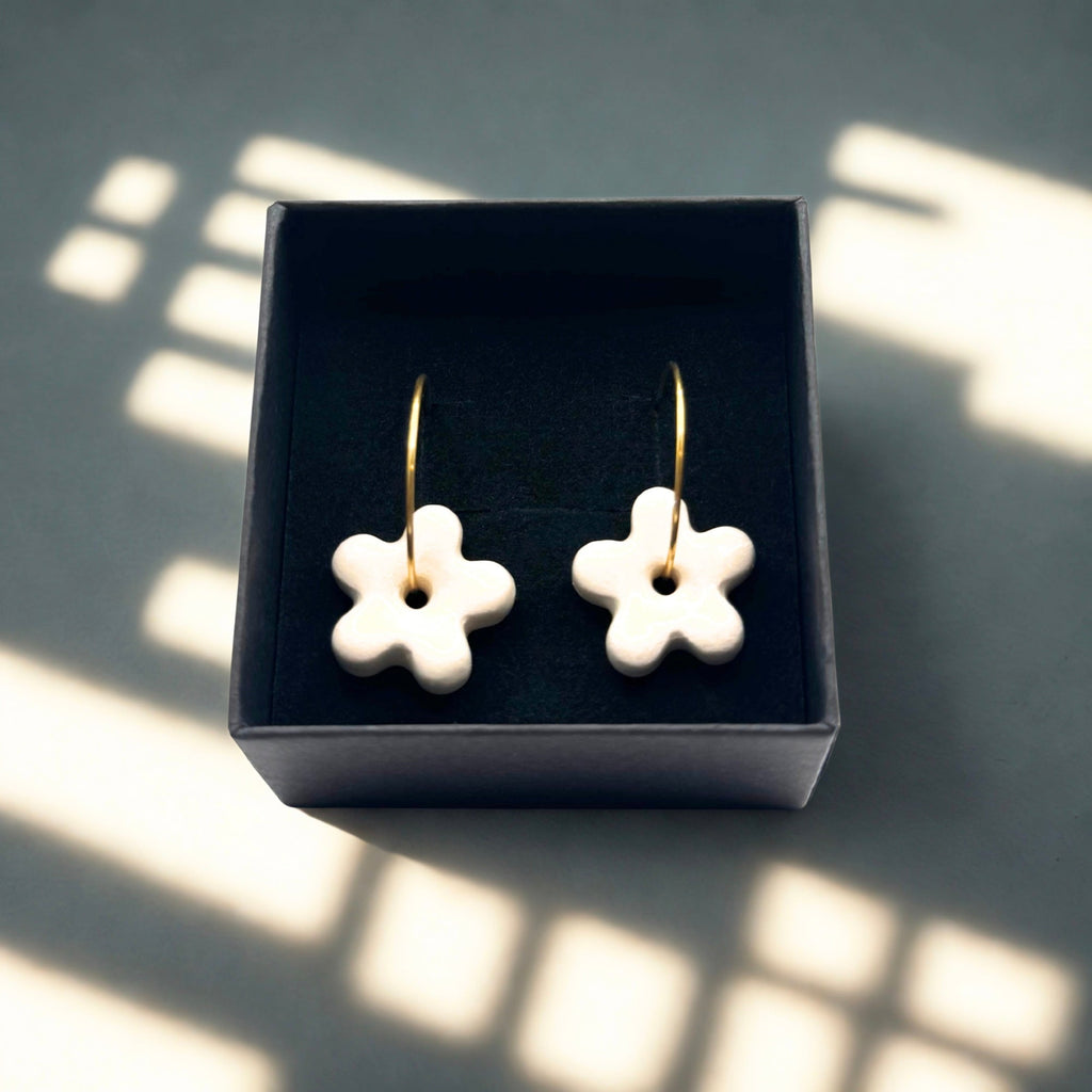 Mimì | Handcrafted white floral ceramic dangle earrings - Glow