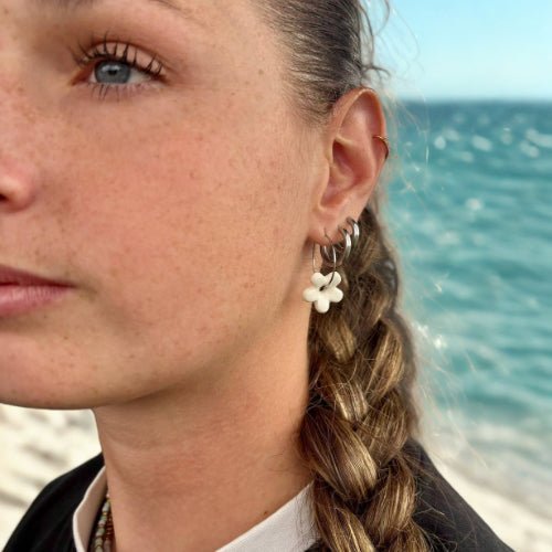 Mimì | Handcrafted white floral ceramic dangle earrings - Glow