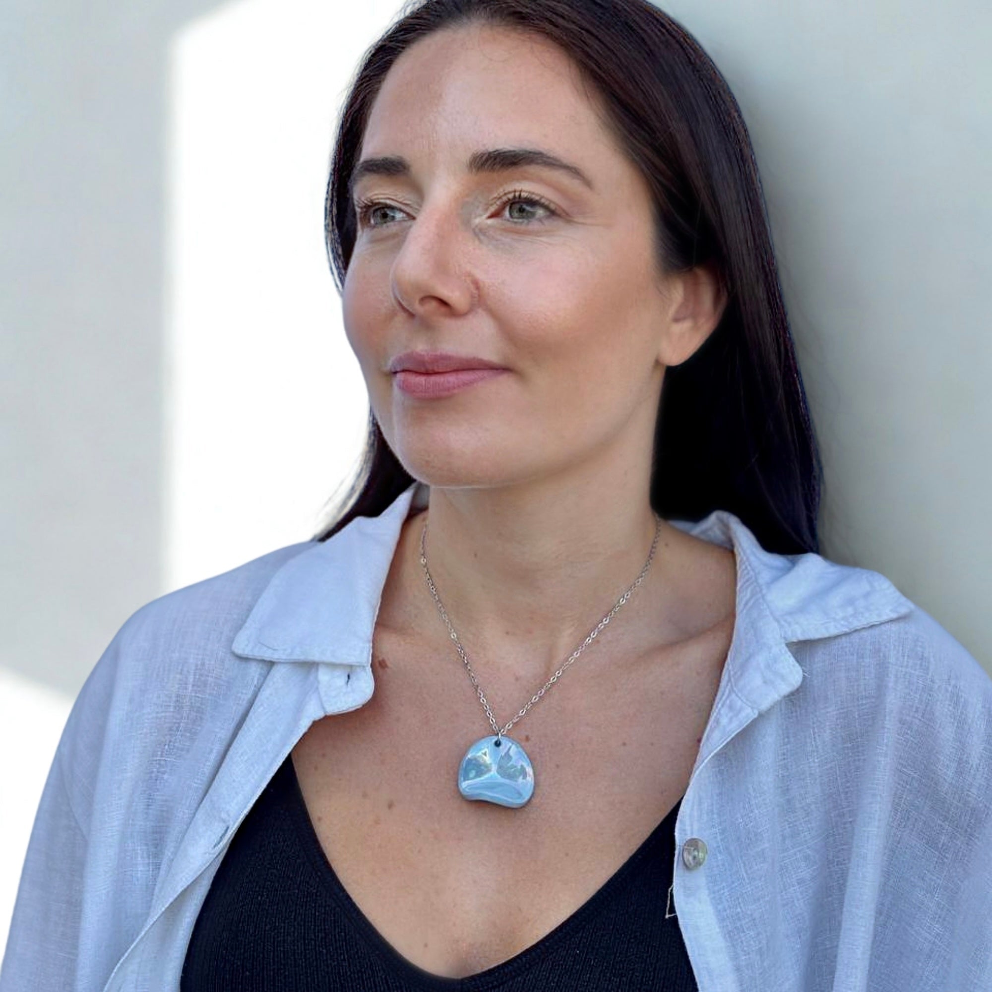 Perla | Handcrafted pearl light blue ceramic necklace - Glow