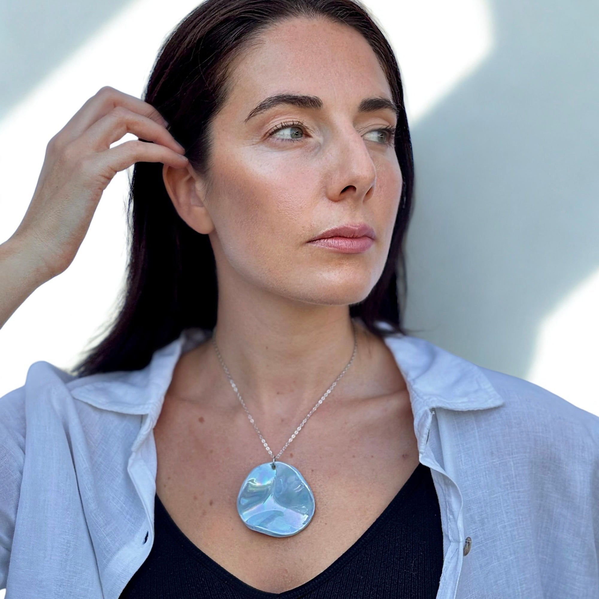 Perla | Handcrafted pearl light blue ceramic necklace - Glow
