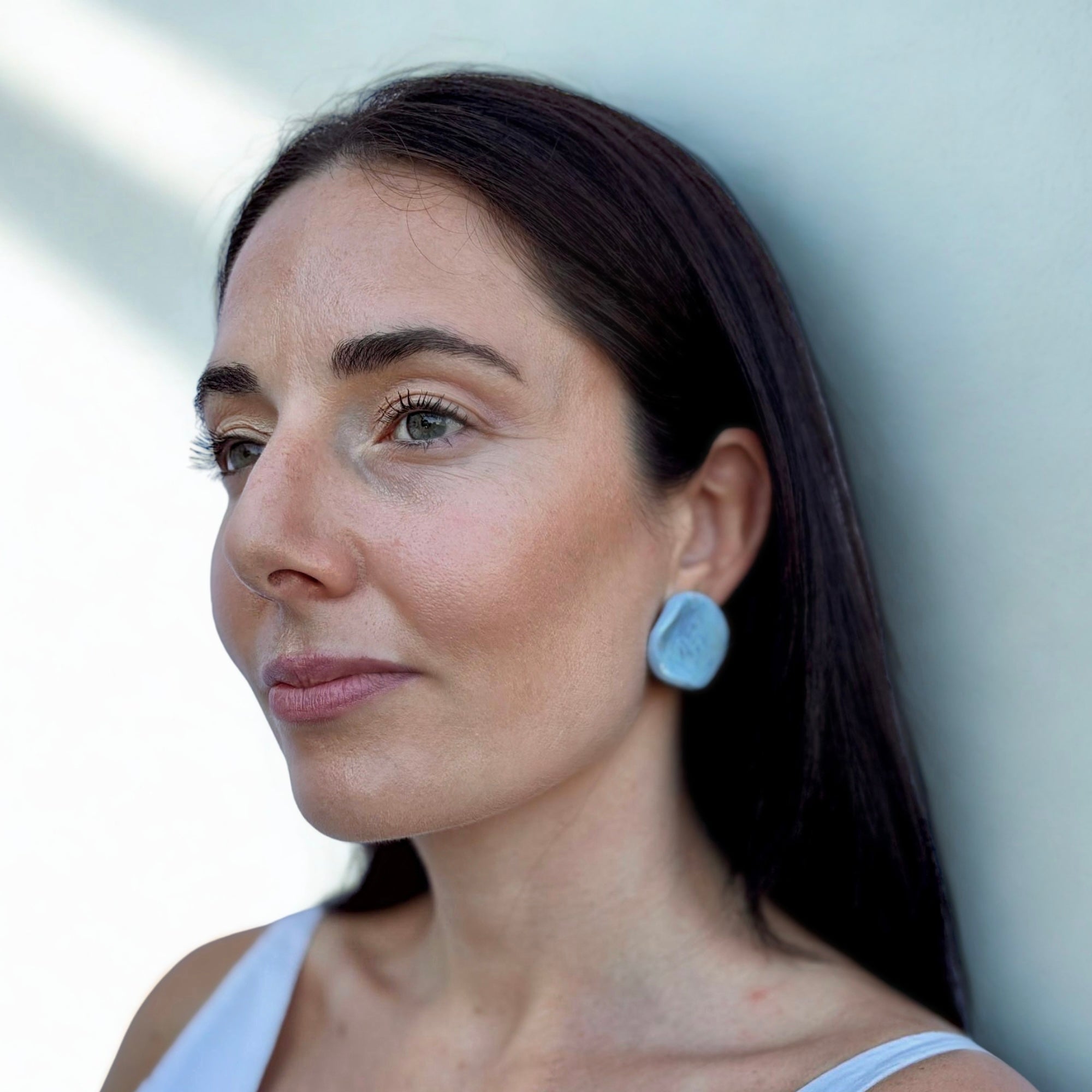 Perla | Handcrafted pearl light blue ceramic stud earrings - Glow