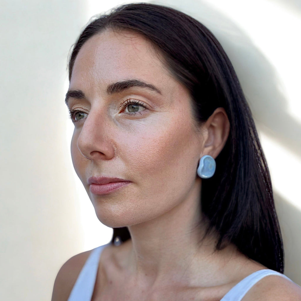 Perla | Handcrafted pearl light blue ceramic stud earrings - Glow