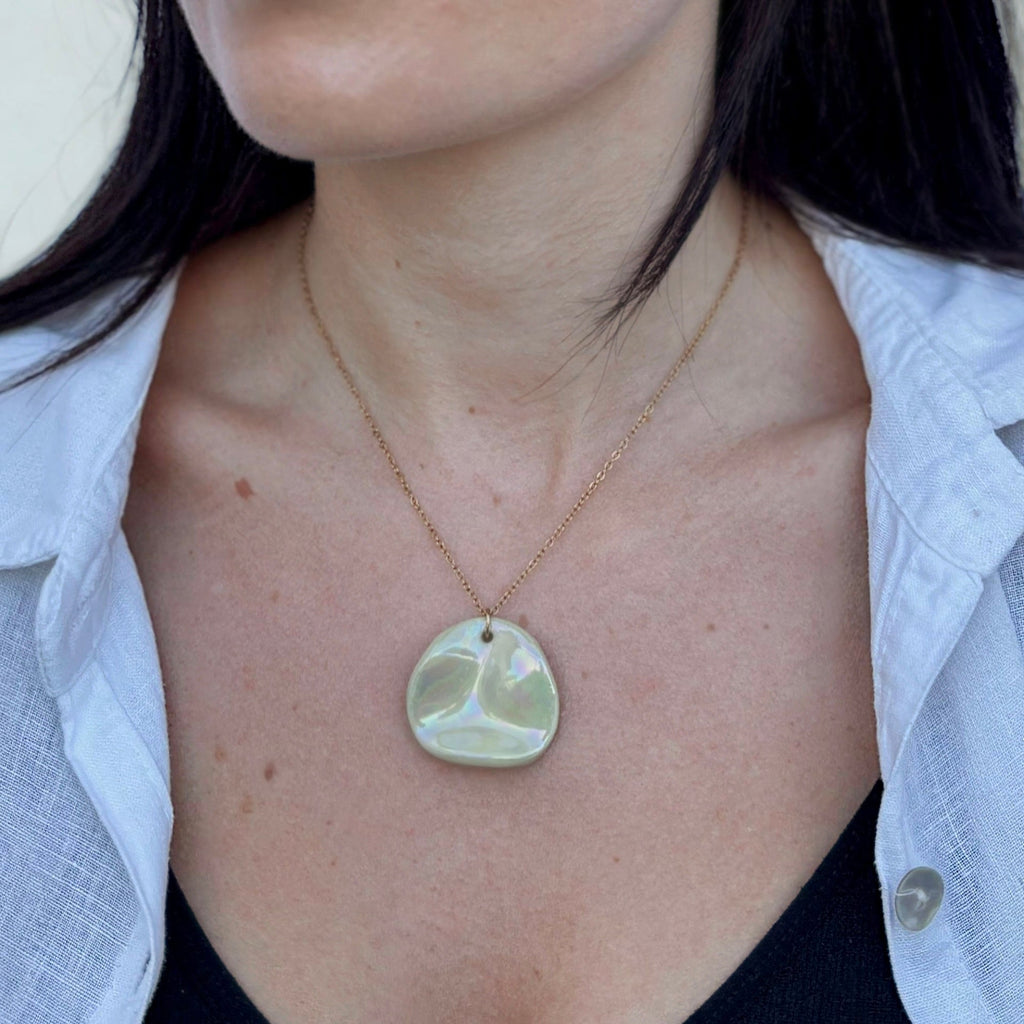 Perla | Handcrafted pearl sage - green ceramic necklace - Glow