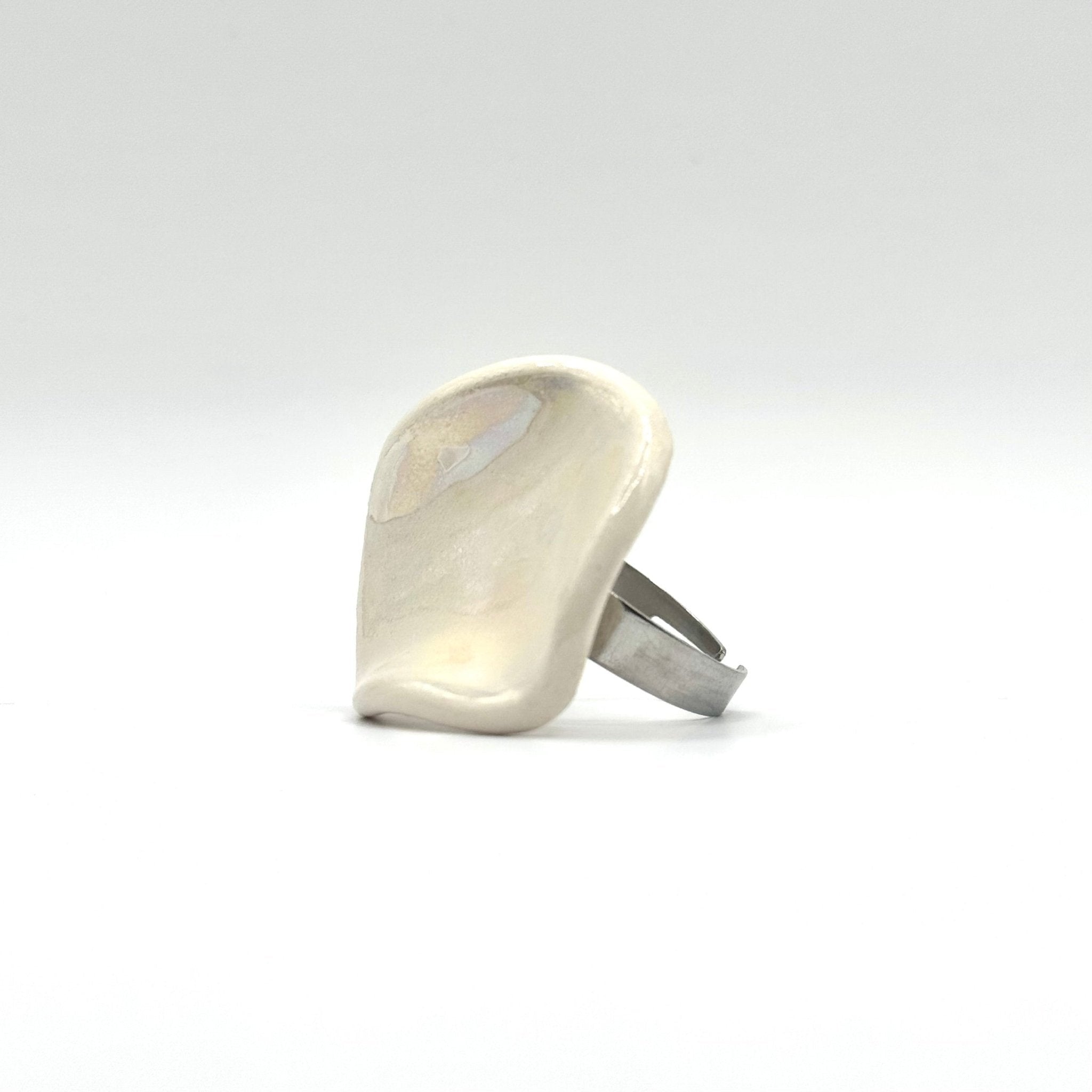 Perla | Handcrafted pearl - white ceramic ring - Glow