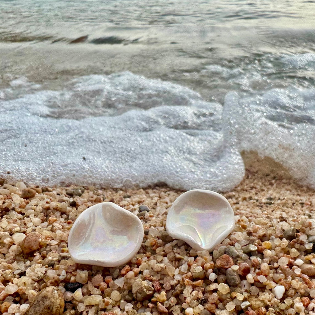 Perla | Handcrafted pearl - white ceramic stud earrings - Glow